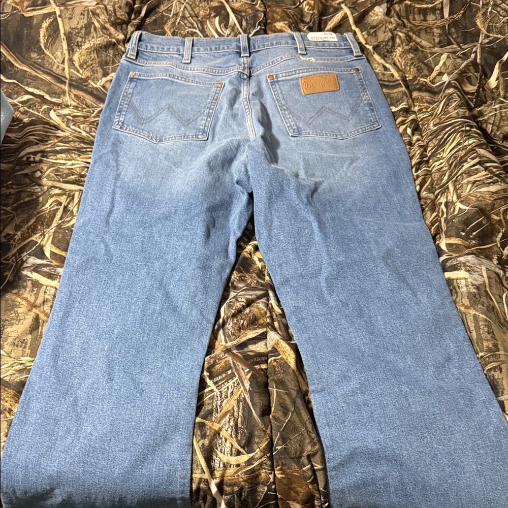 Women’s wrangler jeans (westward)